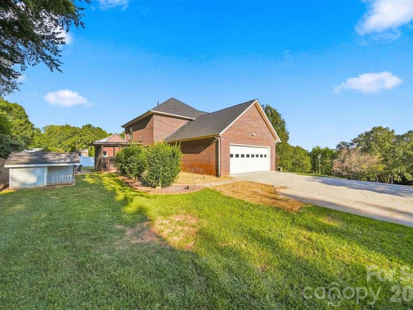 5171 Butner Drive, Hickory, NC 28602.  MLS# CAR4422279, YatesRealty ID 50574. Back yard