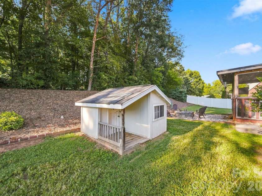 5171 Butner Drive, Hickory, NC 28602.  MLS# CAR4422279, YatesRealty ID 50574. Backyard