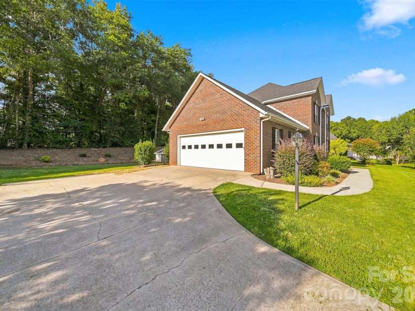 5171 Butner Drive, Hickory, NC 28602.  MLS# CAR4422279, YatesRealty ID 50574. Garage