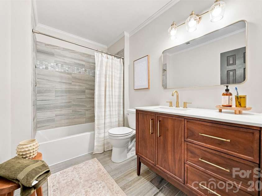 5171 Butner Drive, Hickory, NC 28602.  MLS# CAR4422279, YatesRealty ID 50574. Guest Bath