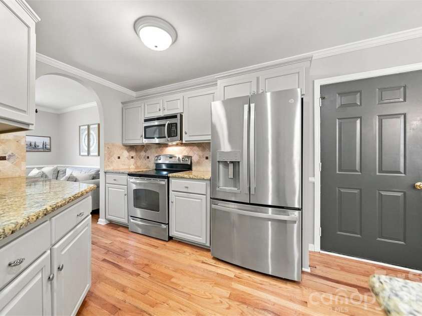 5171 Butner Drive, Hickory, NC 28602.  MLS# CAR4422279, YatesRealty ID 50574. Kitchen