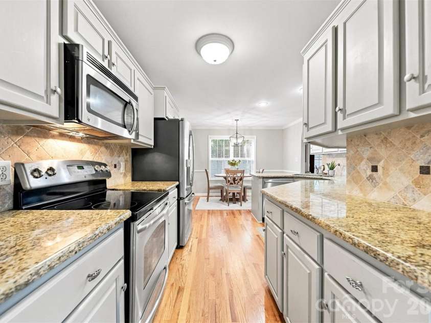 5171 Butner Drive, Hickory, NC 28602.  MLS# CAR4422279, YatesRealty ID 50574. Kitchen