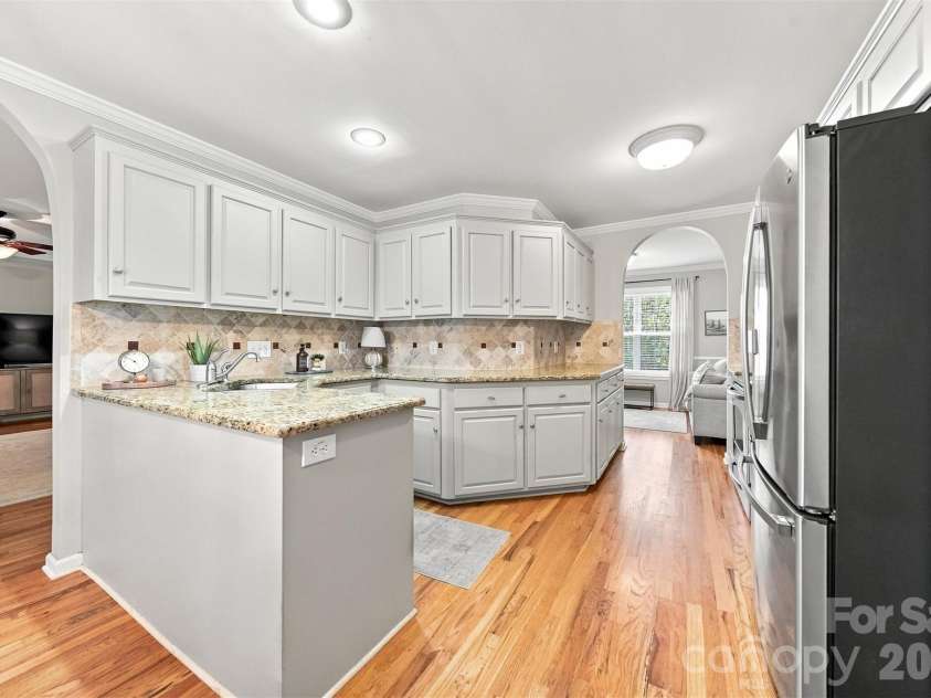 5171 Butner Drive, Hickory, NC 28602.  MLS# CAR4422279, YatesRealty ID 50574. Kitchen