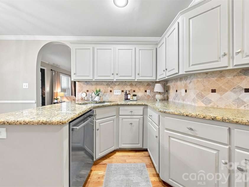 5171 Butner Drive, Hickory, NC 28602.  MLS# CAR4422279, YatesRealty ID 50574. Kitchen