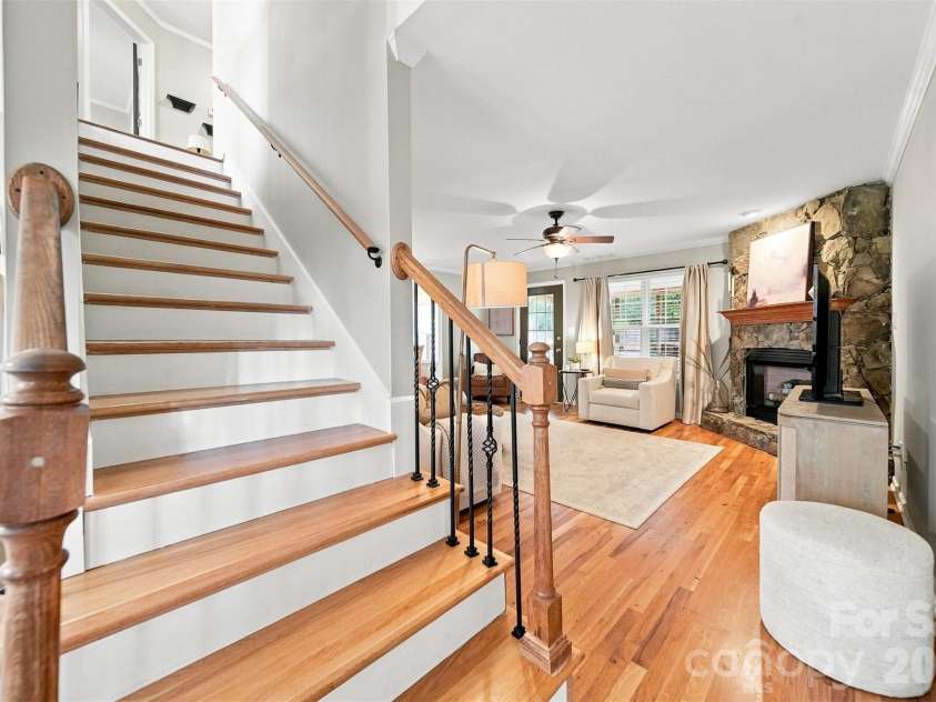 5171 Butner Drive, Hickory, NC 28602.  MLS# CAR4422279, YatesRealty ID 50574. Staircase
