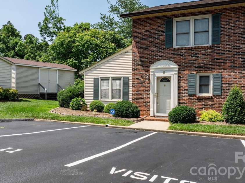 1330 5th Street, Hickory, NC 28601.  MLS# CAR4268125, YatesRealty ID 5058. 