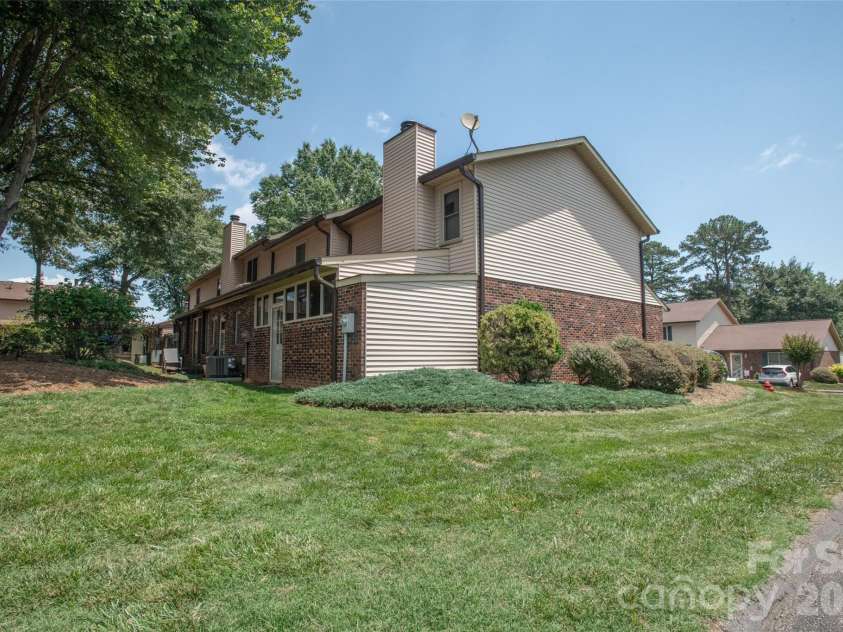 1330 5th Street, Hickory, NC 28601.  MLS# CAR4391303, YatesRealty ID 5058. 