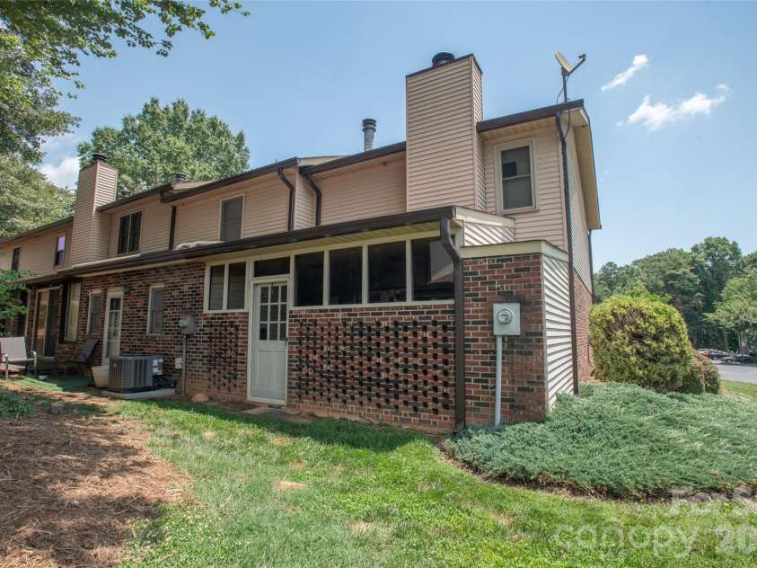 1330 5th Street, Hickory, NC 28601.  MLS# CAR4391303, YatesRealty ID 5058. 