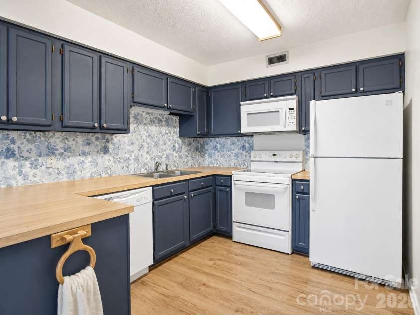 1330 5th Street, Hickory, NC 28601.  MLS# CAR4391303, YatesRealty ID 5058. 