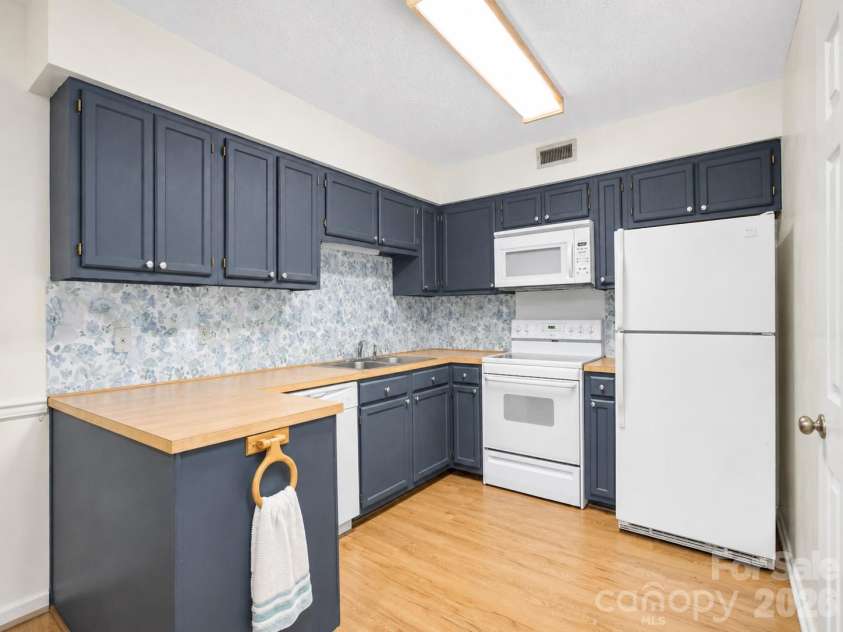 1330 5th Street, Hickory, NC 28601.  MLS# CAR4391303, YatesRealty ID 5058. 