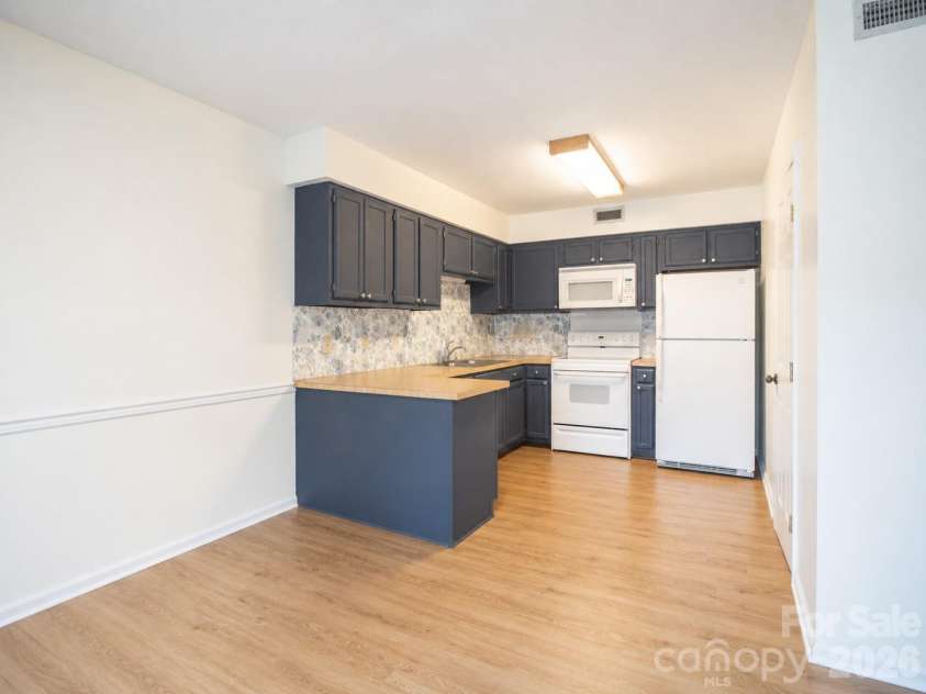 1330 5th Street, Hickory, NC 28601.  MLS# CAR4391303, YatesRealty ID 5058. 
