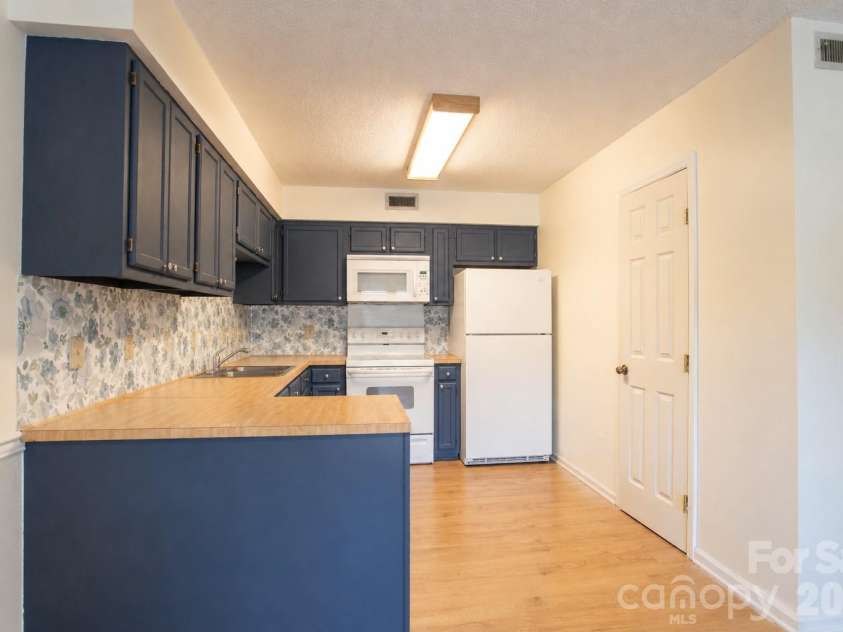 1330 5th Street, Hickory, NC 28601.  MLS# CAR4391303, YatesRealty ID 5058. 