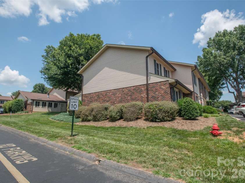 1330 5th Street, Hickory, NC 28601.  MLS# CAR4391303, YatesRealty ID 5058. 