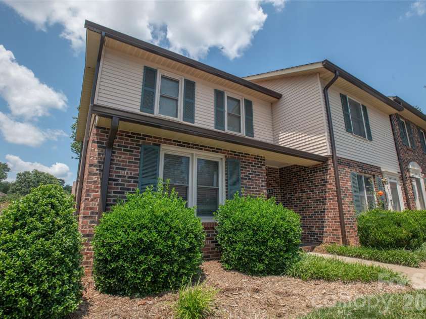 1330 5th Street, Hickory, NC 28601.  MLS# CAR4391303, YatesRealty ID 5058. 