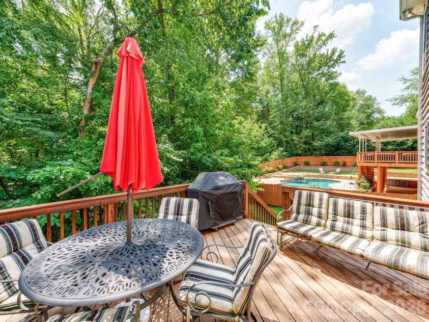 10145 Stewarton Lane, Charlotte, NC 28269.  MLS# CAR4424033, YatesRealty ID 50586. 