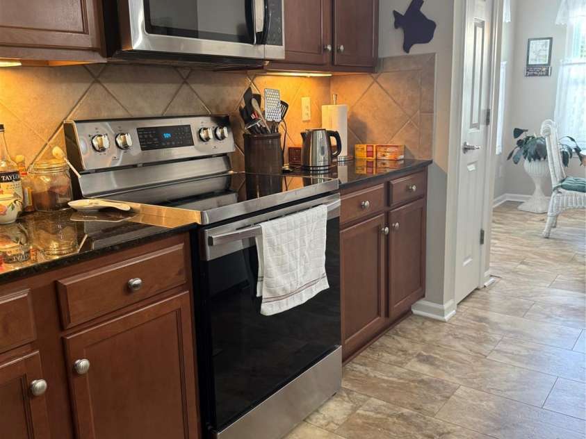 905 Roxburgh Avenue, Rock Hill, SC 29732.  MLS# CAR4237450, YatesRealty ID 5059. All built in appliance to remain.