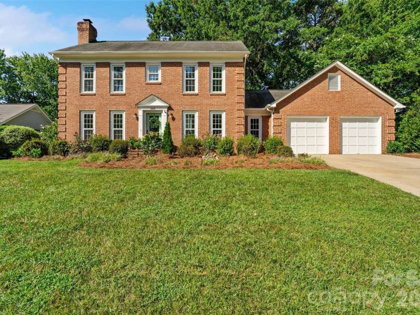 2010 Glendalough Lane, Matthews, NC 28105.  MLS# CAR4422535, YatesRealty ID 50595. Front Exterior