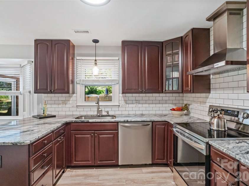 2010 Glendalough Lane, Matthews, NC 28105.  MLS# CAR4422535, YatesRealty ID 50595. Kitchen
