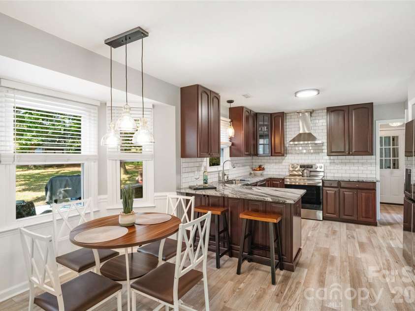 2010 Glendalough Lane, Matthews, NC 28105.  MLS# CAR4422535, YatesRealty ID 50595. Kitchen/Dining Area