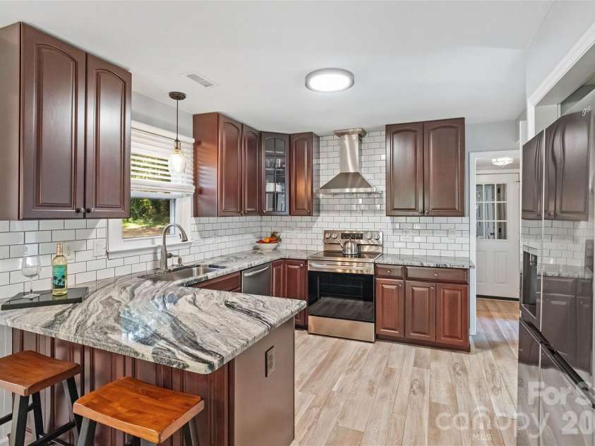 2010 Glendalough Lane, Matthews, NC 28105.  MLS# CAR4422535, YatesRealty ID 50595. Kitchen/Peninsula