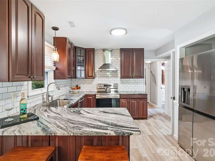 2010 Glendalough Lane, Matthews, NC 28105.  MLS# CAR4422535, YatesRealty ID 50595. Kitchen/Peninsula