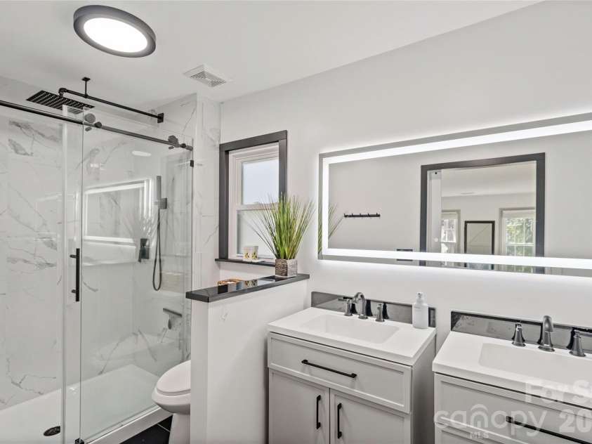 2010 Glendalough Lane, Matthews, NC 28105.  MLS# CAR4422535, YatesRealty ID 50595. Primary Bathroom