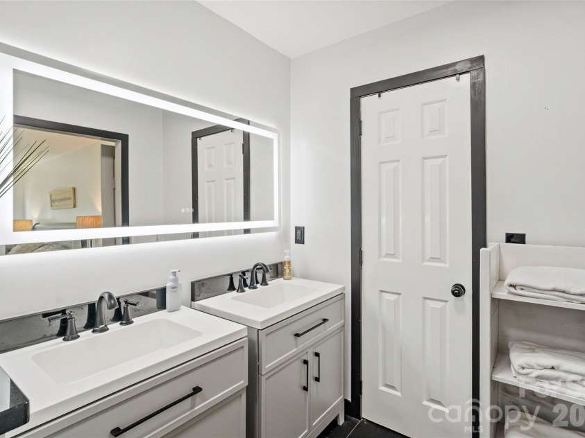 2010 Glendalough Lane, Matthews, NC 28105.  MLS# CAR4422535, YatesRealty ID 50595. Primary Bathroom