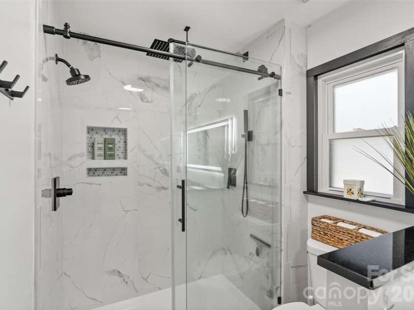 2010 Glendalough Lane, Matthews, NC 28105.  MLS# CAR4422535, YatesRealty ID 50595. Primary Bathroom