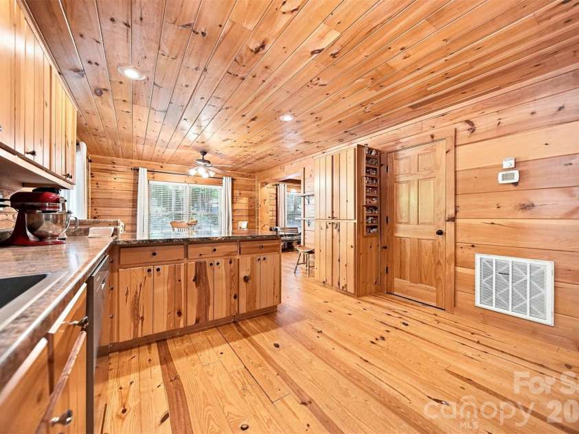 963 Double Eagle Drive, Nebo, NC 28761.  MLS# CAR4424157, YatesRealty ID 50596. 