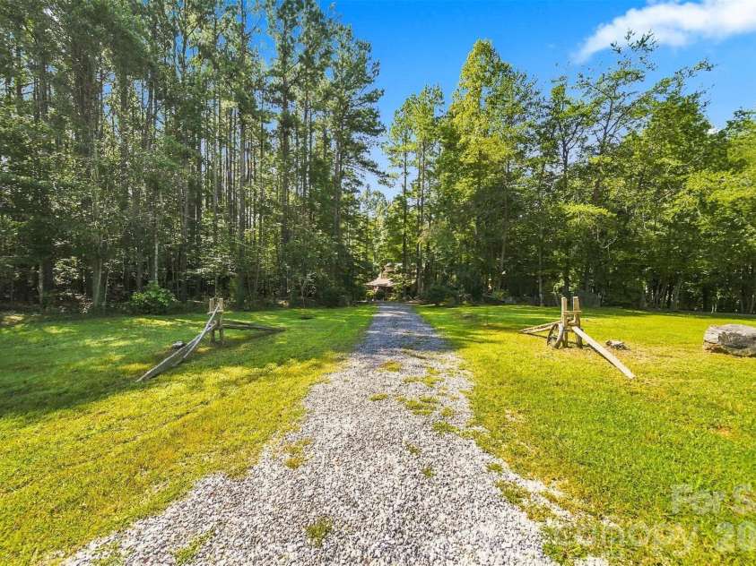 963 Double Eagle Drive, Nebo, NC 28761.  MLS# CAR4424157, YatesRealty ID 50596. 