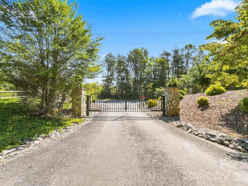 963 Double Eagle Drive, Nebo, NC 28761.  MLS# CAR4424157, YatesRealty ID 50596. 