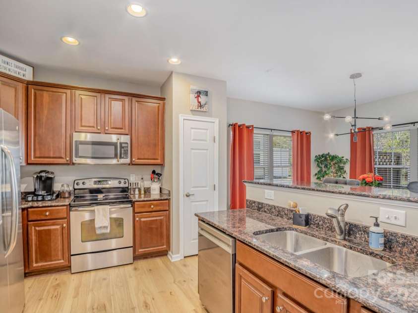 121 Inlet Point Drive, Tega Cay, SC 29708.  MLS# CAR4308029, YatesRealty ID 50598. Kitchen