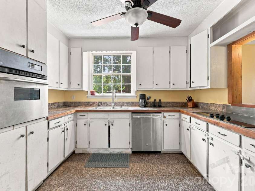 4225 Sherrills Ford Road, Salisbury, NC 28147.  MLS# CAR4420596, YatesRealty ID 50599. Main Kitchen