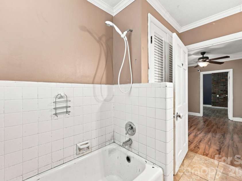 4225 Sherrills Ford Road, Salisbury, NC 28147.  MLS# CAR4420596, YatesRealty ID 50599. Main Upstairs Bath