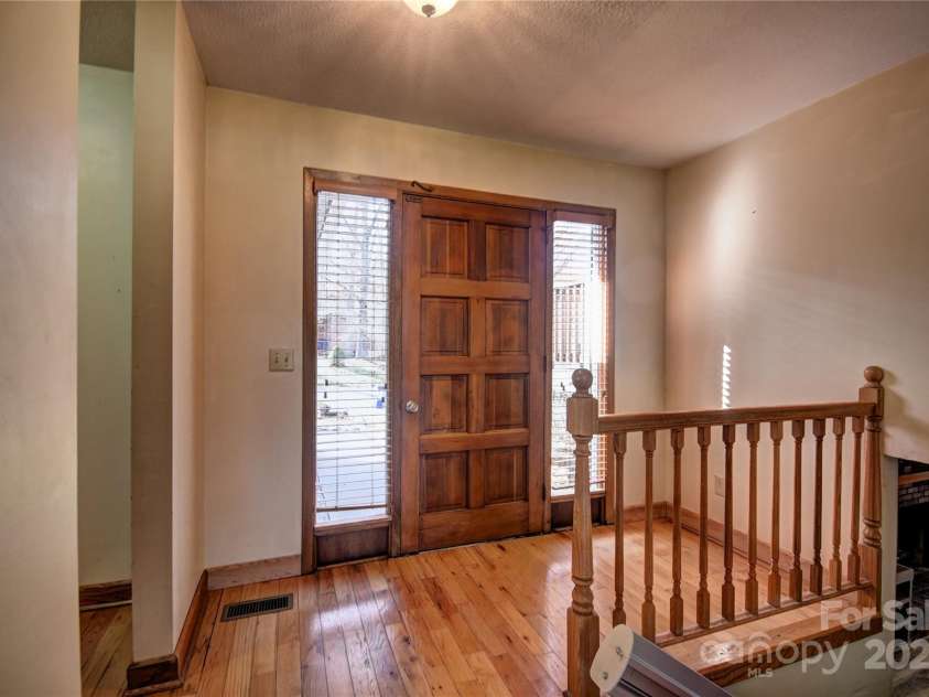 119 Pleasant Hill Circle, Waynesville, NC 28786.  MLS# CAR4325217, YatesRealty ID 506. Main Level Foyer