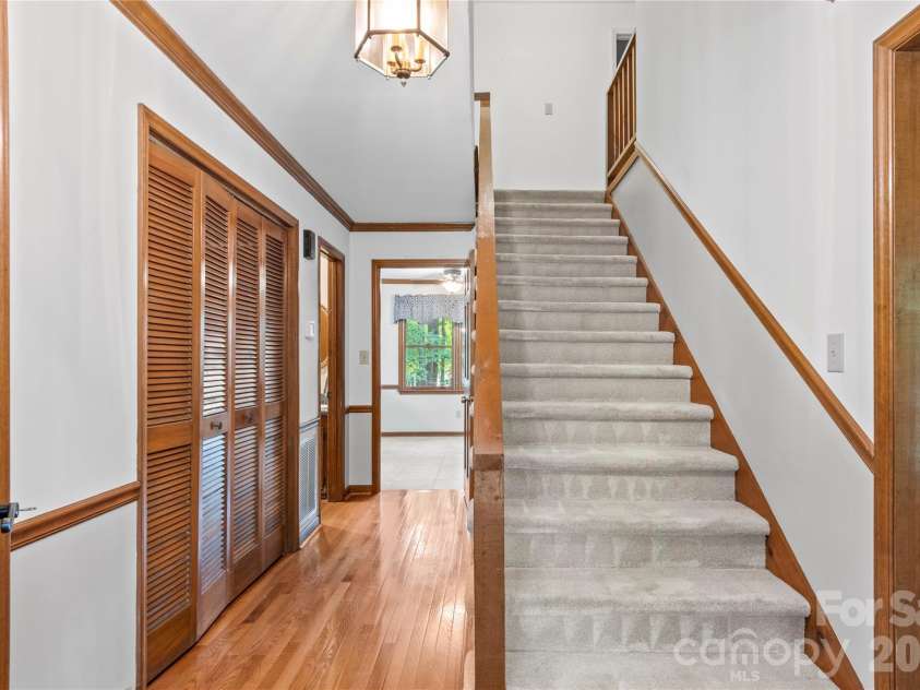 499 Reigate Drive, Kernersville, NC 27284.  MLS# CAR4423526, YatesRealty ID 50604. 
