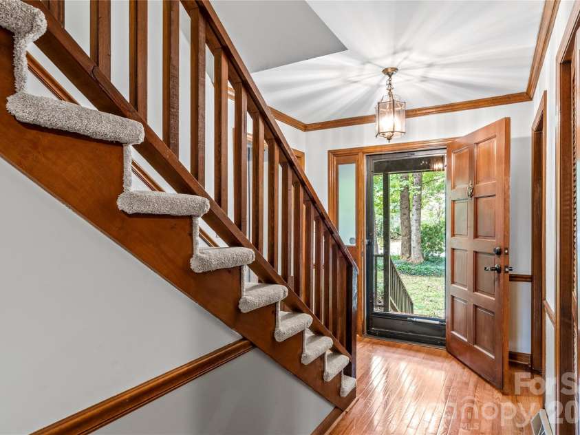 499 Reigate Drive, Kernersville, NC 27284.  MLS# CAR4423526, YatesRealty ID 50604. 