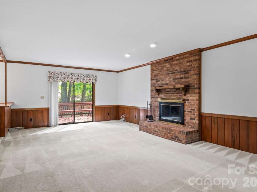 499 Reigate Drive, Kernersville, NC 27284.  MLS# CAR4423526, YatesRealty ID 50604. 