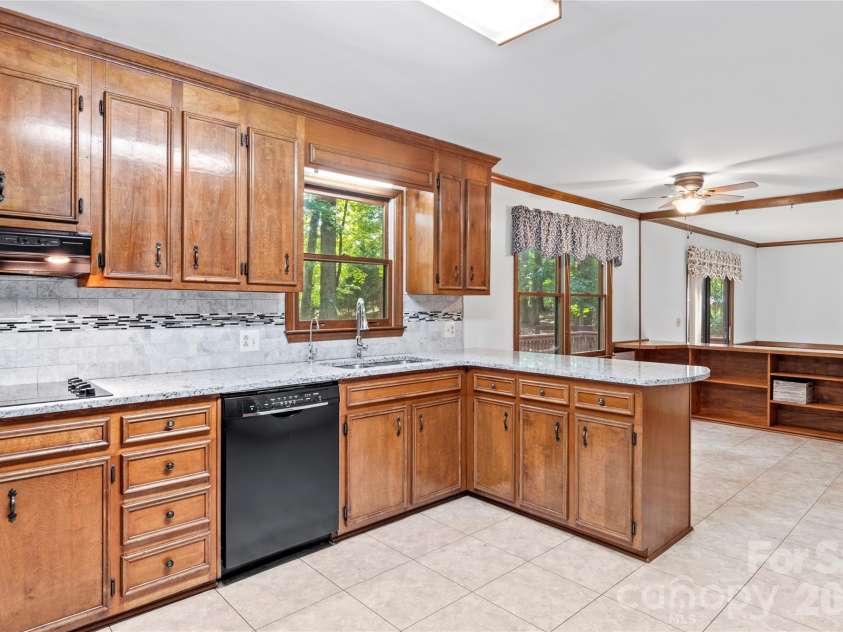 499 Reigate Drive, Kernersville, NC 27284.  MLS# CAR4423526, YatesRealty ID 50604. 