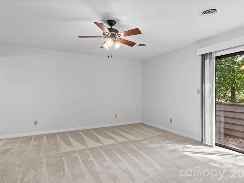 499 Reigate Drive, Kernersville, NC 27284.  MLS# CAR4423526, YatesRealty ID 50604. 