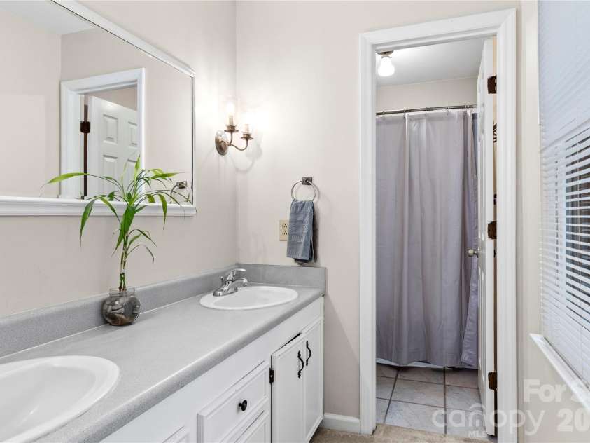 499 Reigate Drive, Kernersville, NC 27284.  MLS# CAR4423526, YatesRealty ID 50604. 