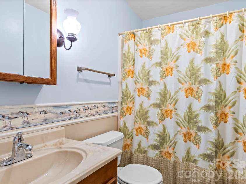499 Reigate Drive, Kernersville, NC 27284.  MLS# CAR4423526, YatesRealty ID 50604. 