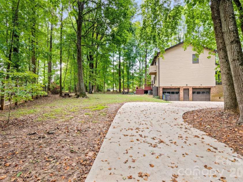 499 Reigate Drive, Kernersville, NC 27284.  MLS# CAR4423526, YatesRealty ID 50604. 