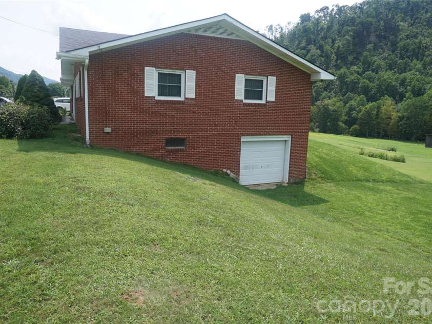 11141 NC Highway 226 Highway, Bakersville, NC 28705.  MLS# CAR4424083, YatesRealty ID 50606. 