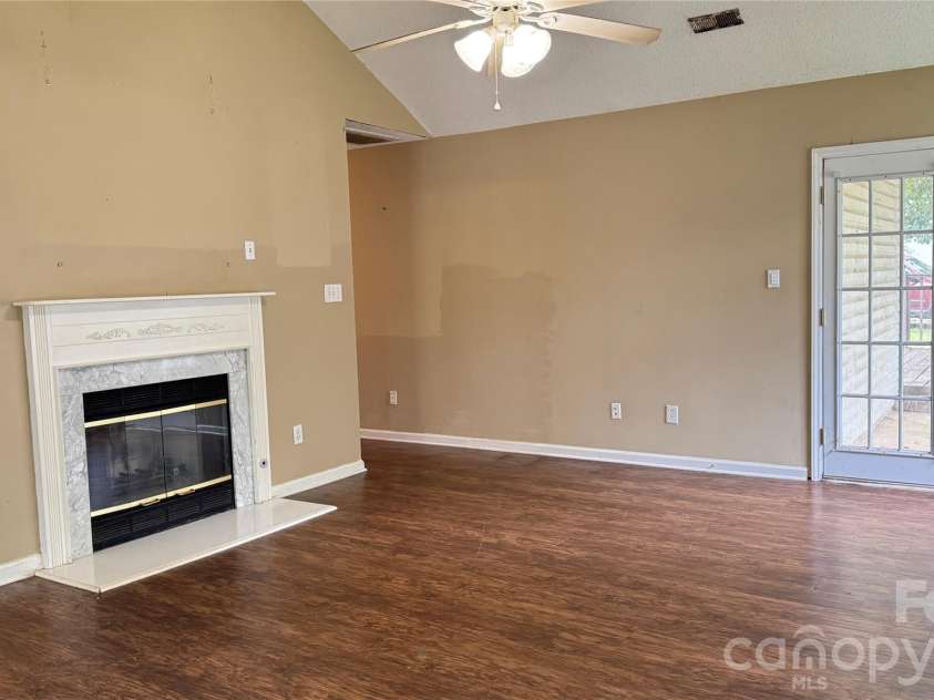 10121 Brawley Lane, Charlotte, NC 28215.  MLS# CAR4424172, YatesRealty ID 50607. 