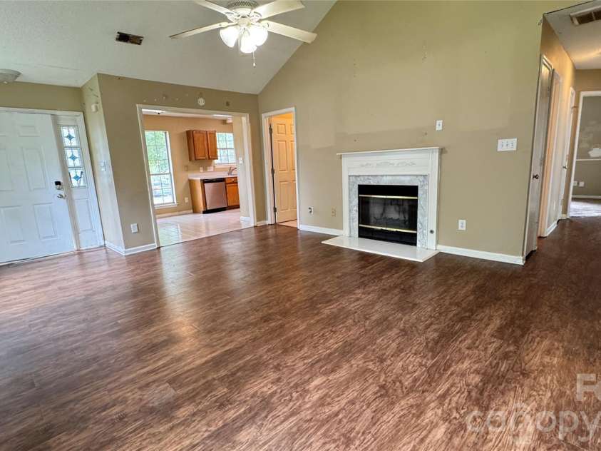 10121 Brawley Lane, Charlotte, NC 28215.  MLS# CAR4424172, YatesRealty ID 50607. 