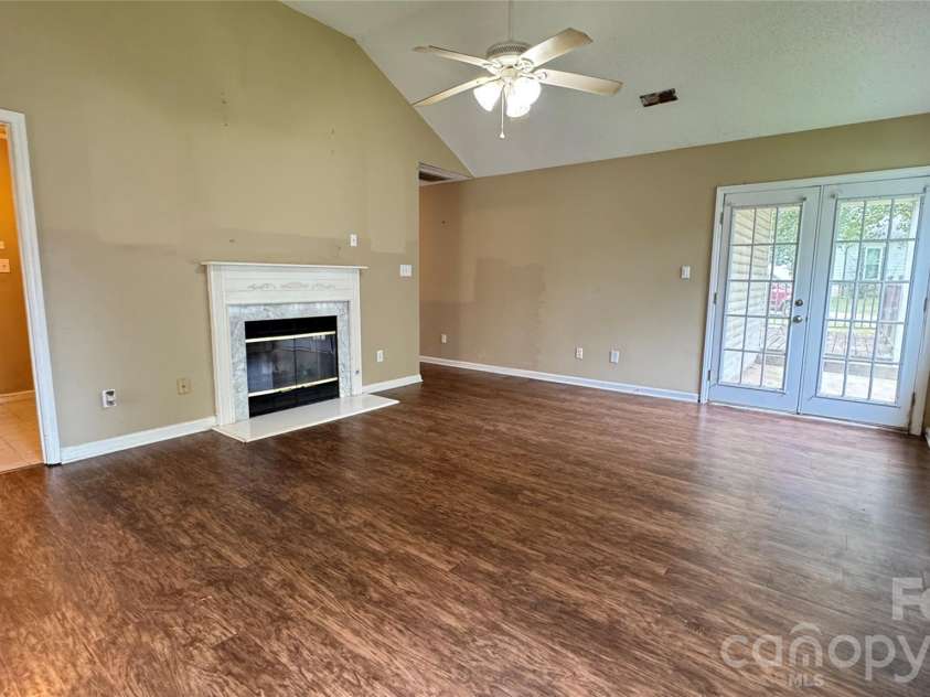 10121 Brawley Lane, Charlotte, NC 28215.  MLS# CAR4424172, YatesRealty ID 50607. 