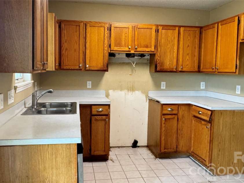 10121 Brawley Lane, Charlotte, NC 28215.  MLS# CAR4424172, YatesRealty ID 50607. 