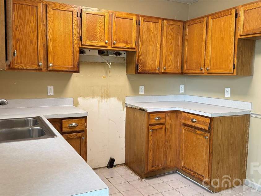 10121 Brawley Lane, Charlotte, NC 28215.  MLS# CAR4424172, YatesRealty ID 50607. 