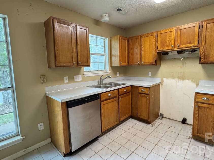 10121 Brawley Lane, Charlotte, NC 28215.  MLS# CAR4424172, YatesRealty ID 50607. 